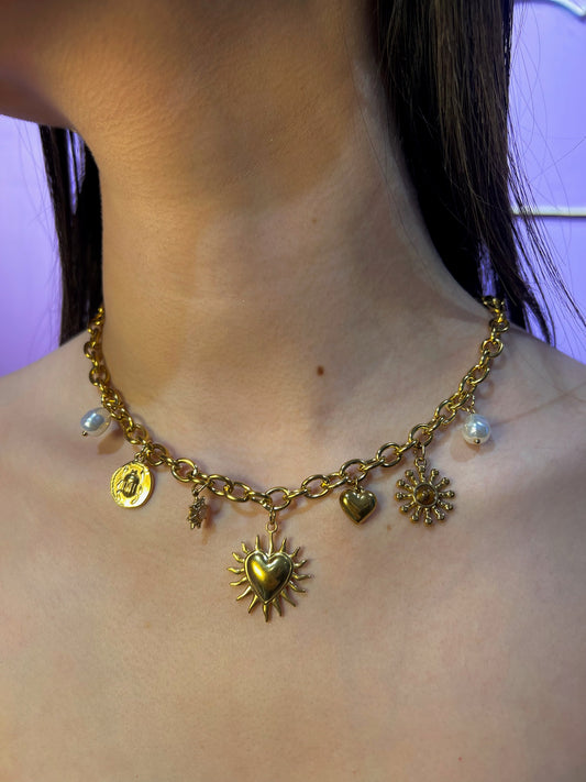 Collar de 5 dijes dorados de perlitas y sol en forma de corazón