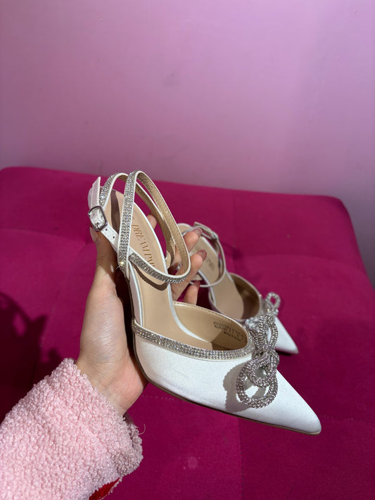 Sandalias stiletto blancas de lazo brillante