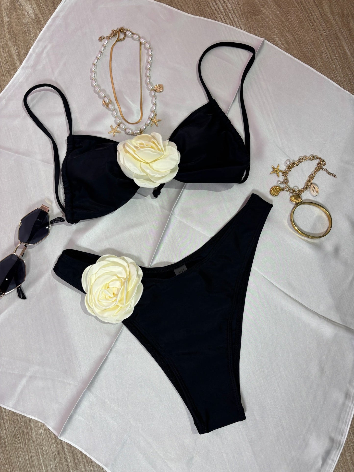 Traje de baño negro con rosa blanca