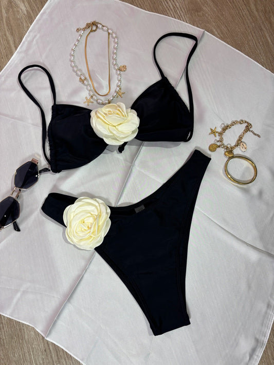 Traje de baño negro con rosa blanca