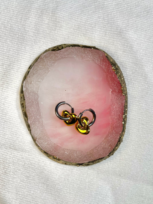 Argollas plateadas con corazón colgante dorado