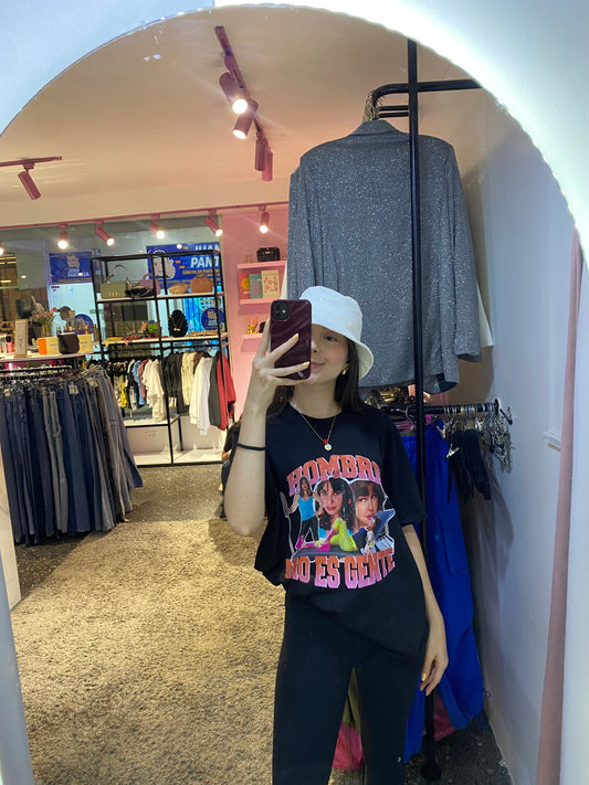 T-shirt negra con estampado de "Hombre no es gente"