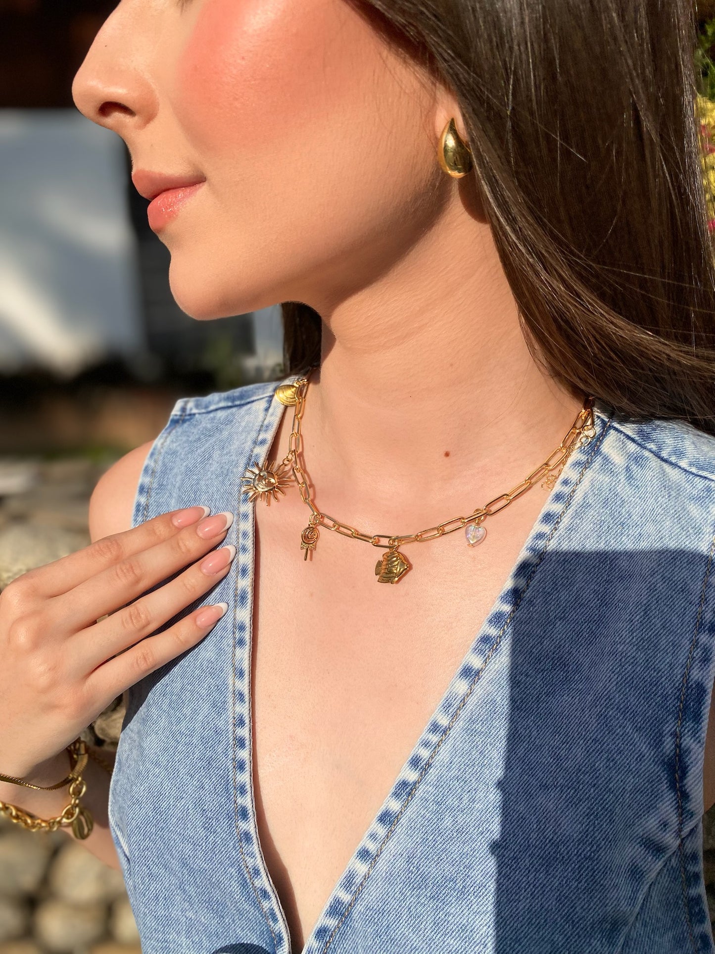 Collar de cadena con 7 dijes dorados y botita vaquera rosa