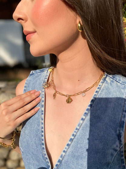 Collar de cadena con 7 dijes dorados y botita vaquera rosa