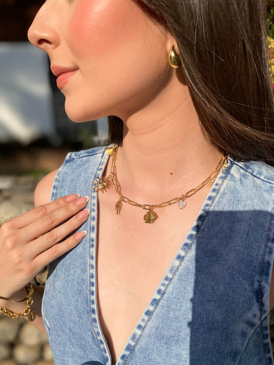 Collar de cadena con 7 dijes dorados y botita vaquera rosa