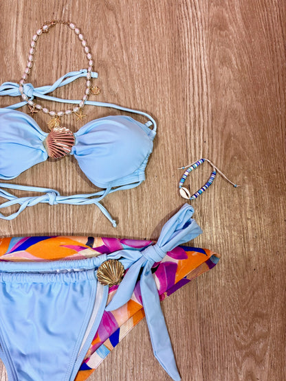 Traje de baño celeste con hebillas de concha de mar doradas y panty de amarres