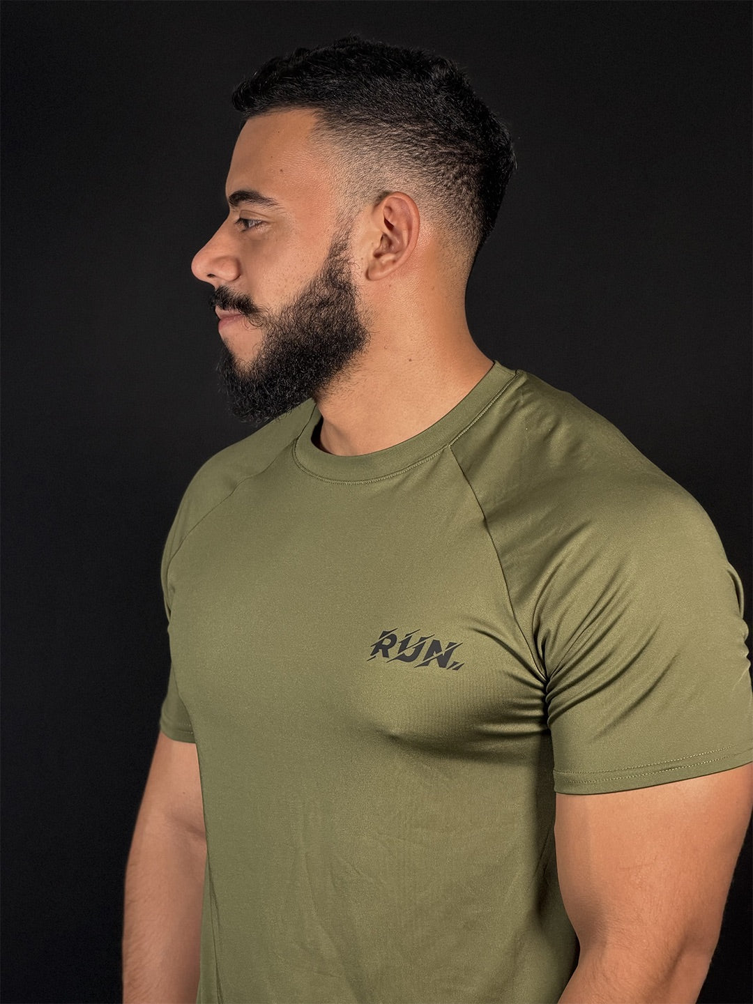 Franela deportiva de caballero RUN verde militar