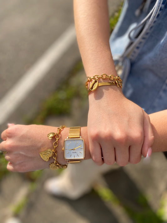 Pulsera de 5 dijes dorado, elefante, 3 corazones y perlita