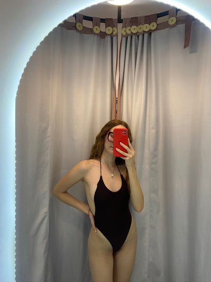 Traje de baño enterizo marrón espalda descubierta