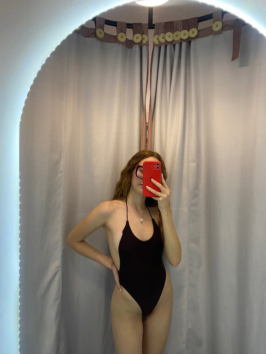 Traje de baño enterizo marrón espalda descubierta