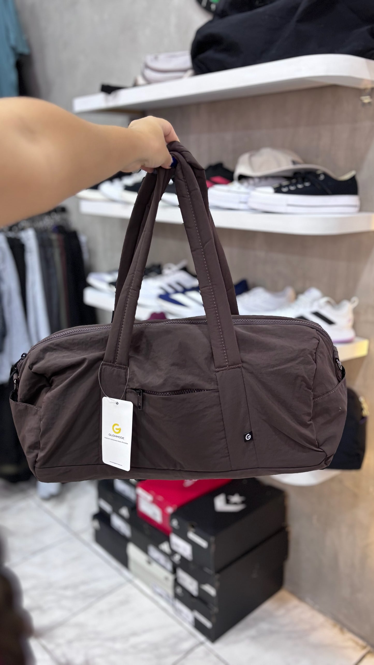 Cartera tubular de múltiples bolsillos y cierre deportiva GLOWMODE marrón