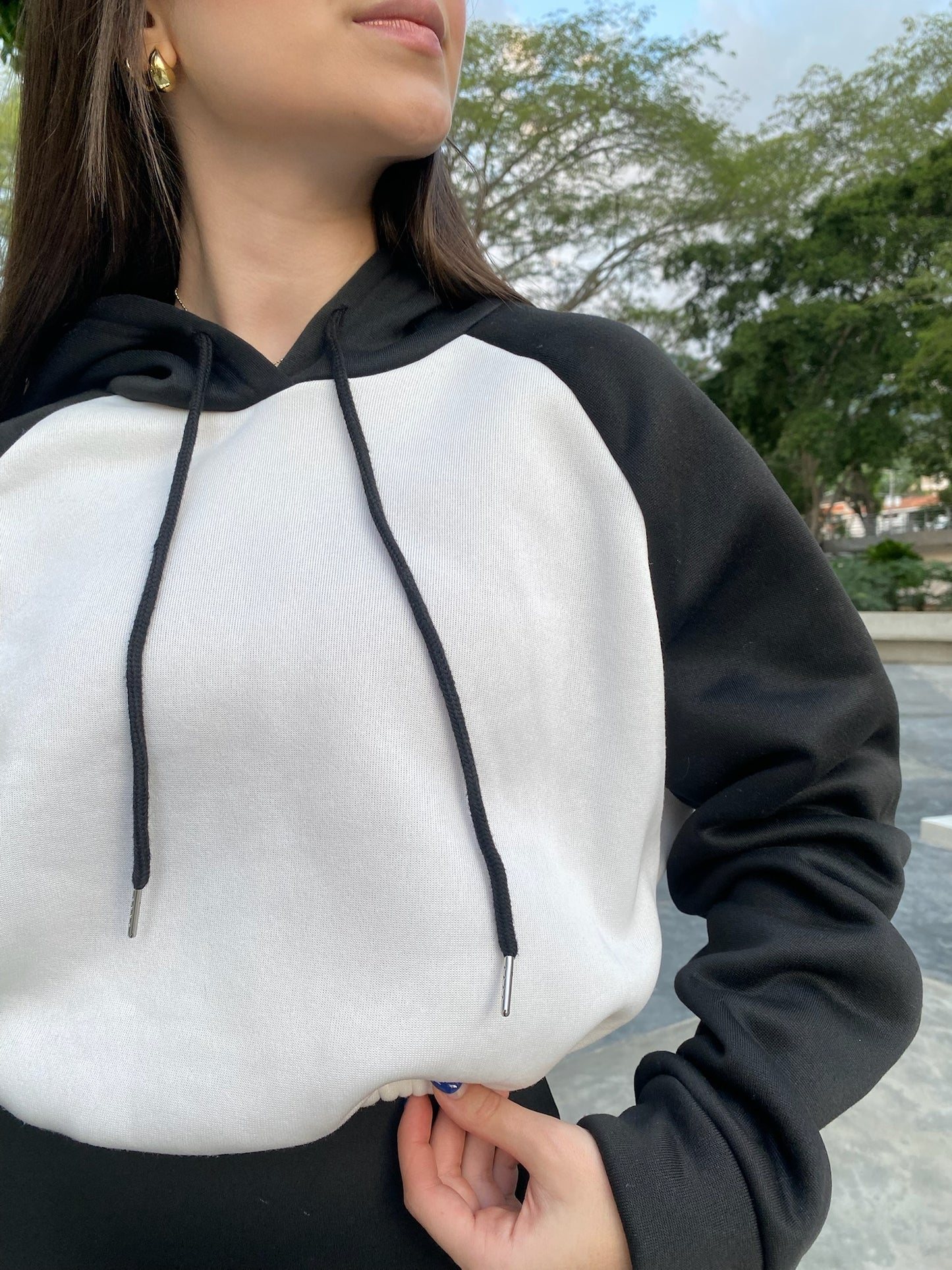 Hoodie blanco de mangas y capucha negra