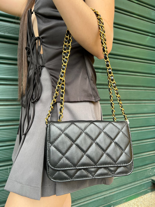 Cartera acolchada negra con cadena dorada