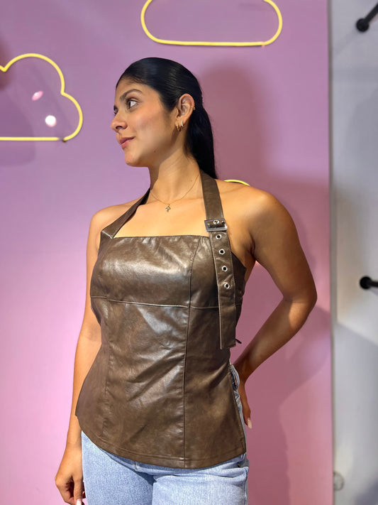 Top de cuerina marrón con tirante de hebilla al cuello