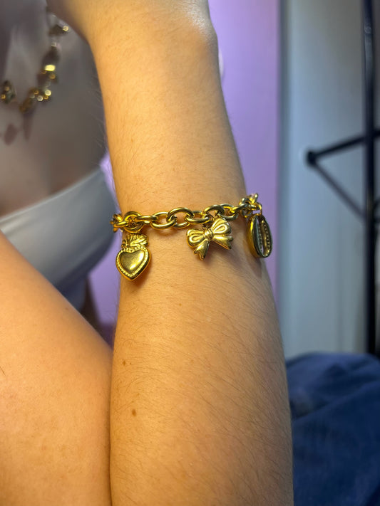 Brazalete de 4 dijes dorado de conchita, lazo, corazón y chile