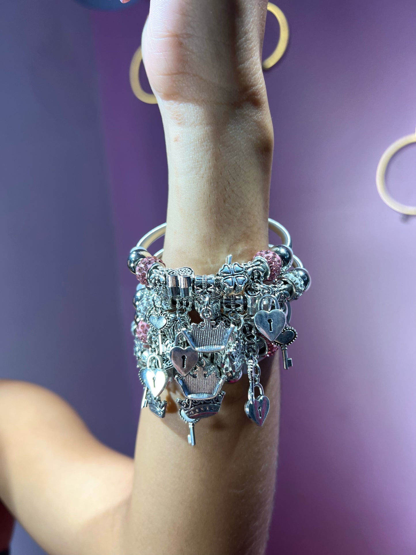 Brazalete de varios dijes plateados con blanco (INSPO PANDORA)
