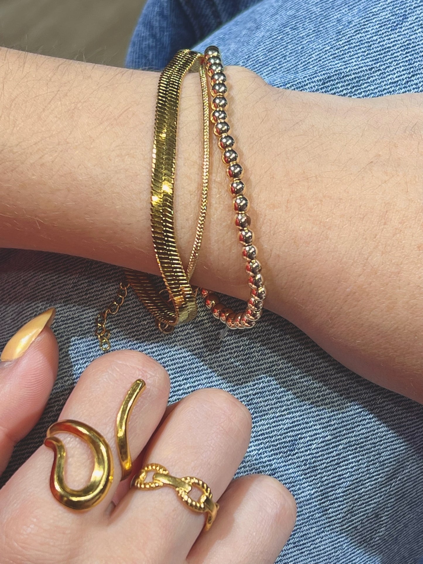 Pulsera dorada de textura de serpiente gruesa