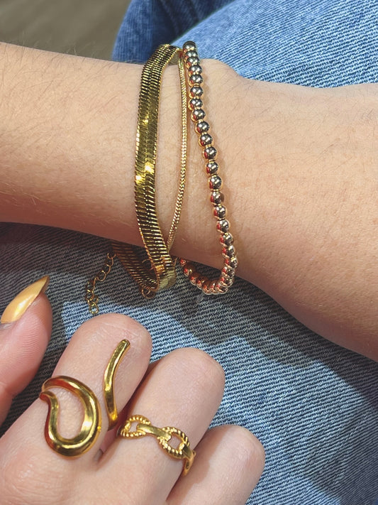 Pulsera dorada de textura de serpiente gruesa
