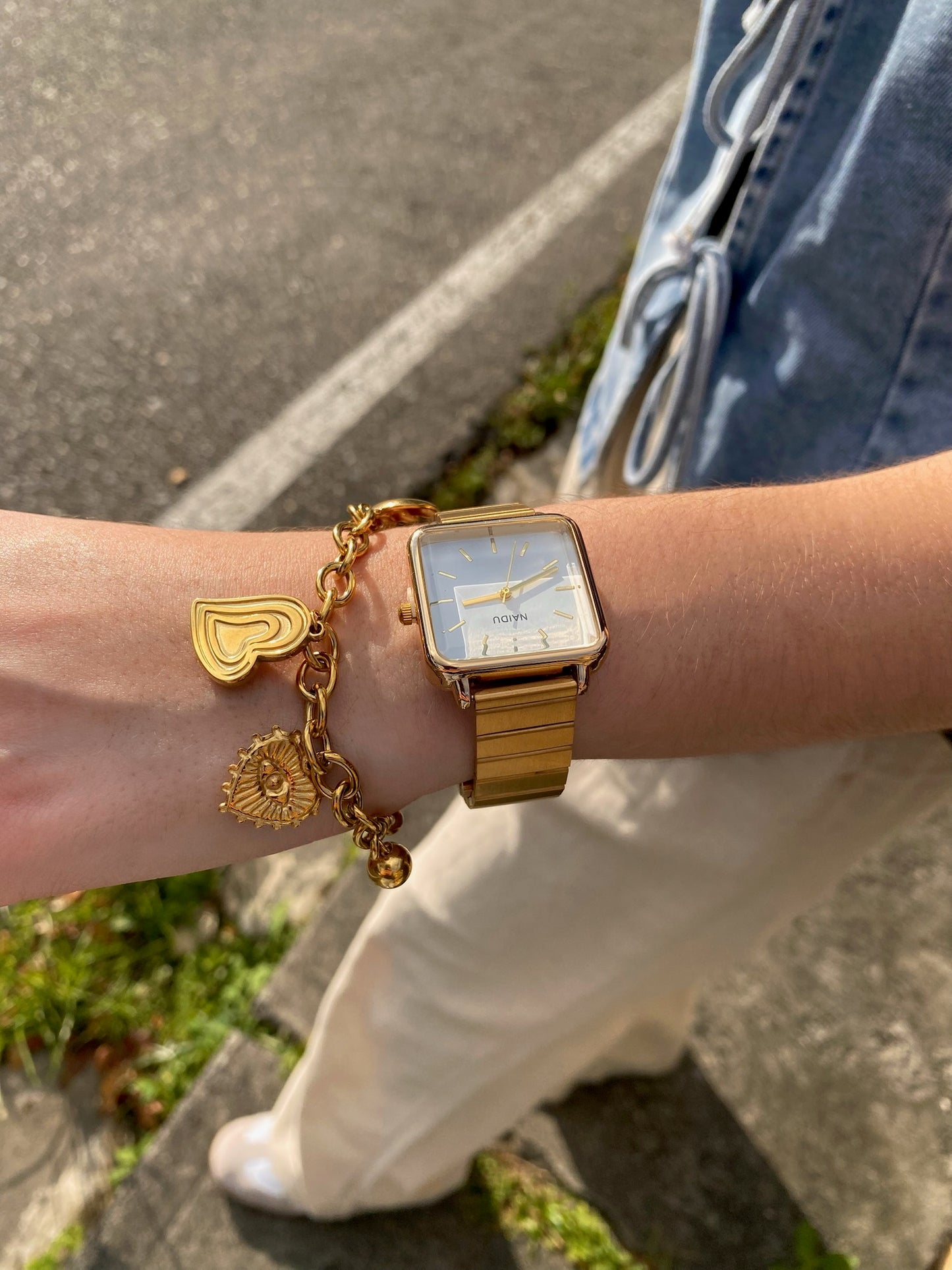 Pulsera de 5 dijes dorado, elefante, 3 corazones y perlita