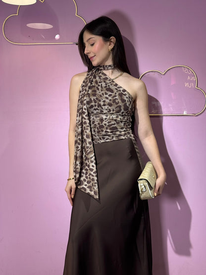 Top asimétrico animal print con tirante en el cuello