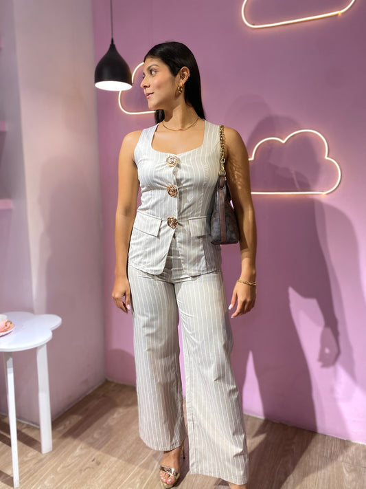 Set de chaleco y pantalón de vestir beige con rayas blancas y botones dorados