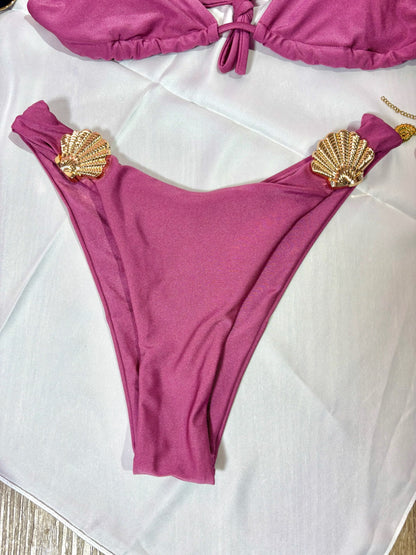 Traje de baño violeta de copas triangular y panty con hebillas de concha de mar doradas