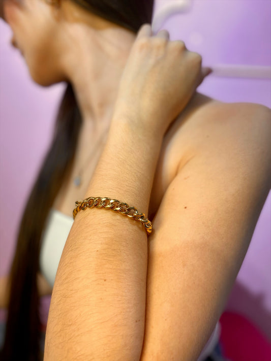 Pulsera dorada de cadena fina