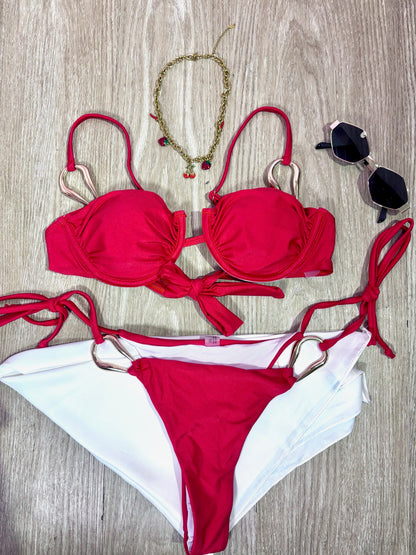 Traje de baño rojo con copas arruchadas y hebillas asimétricas con panty de amarres