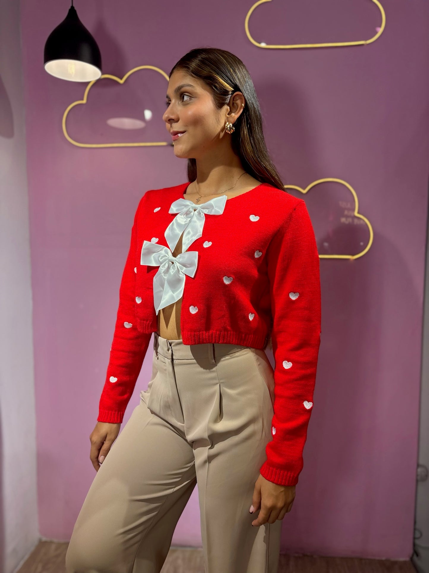 Suéter tejido rojo de corazones con lazos blancos