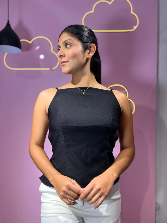 Top de tirantes en la espalda descubierta negro corto