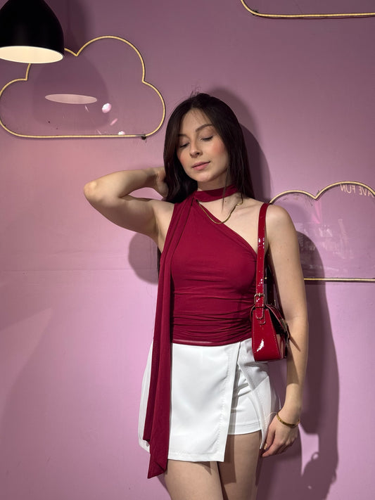 Top asimétrico vino con tirante en el cuello