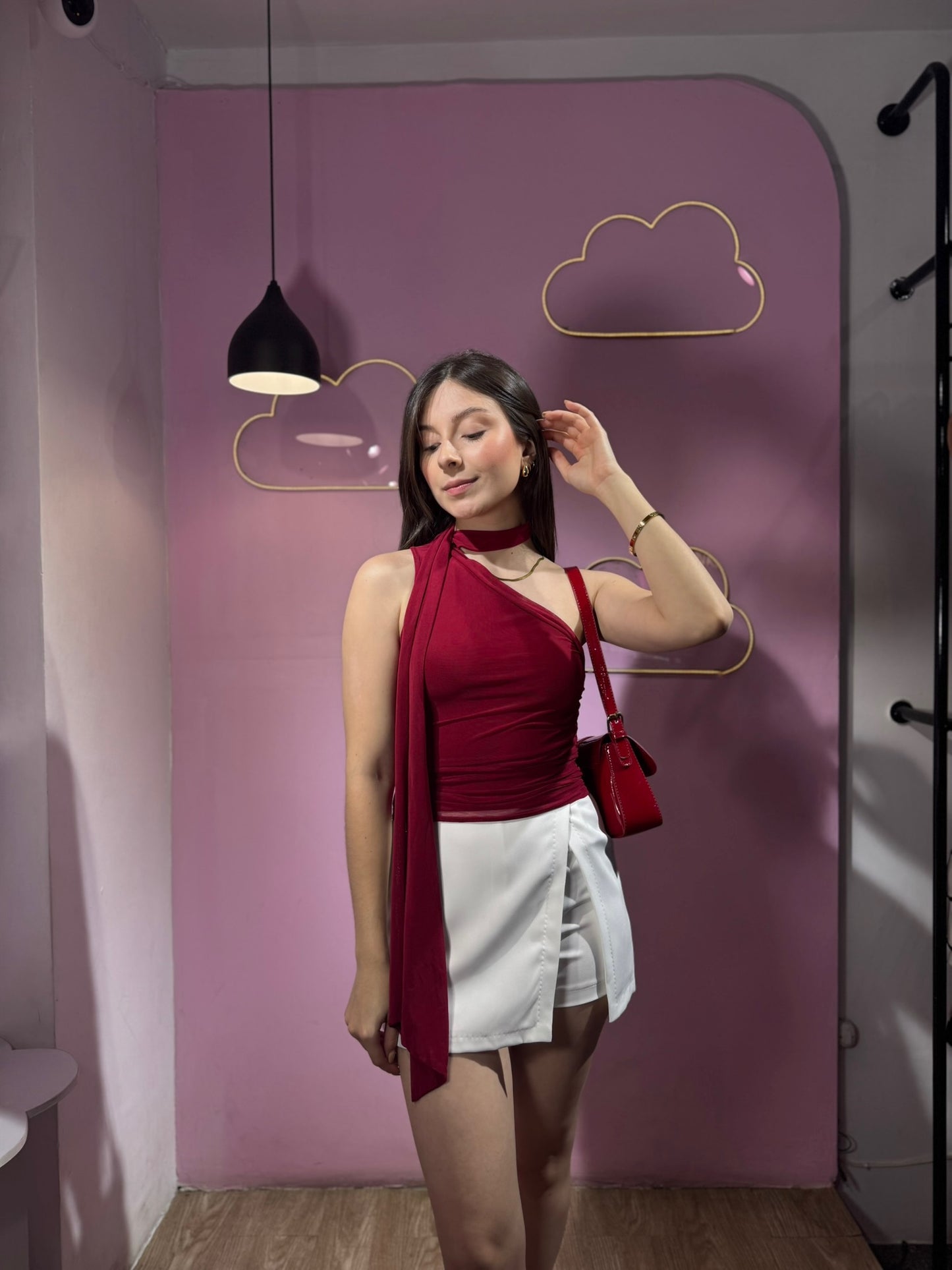 Top asimétrico vino con tirante en el cuello