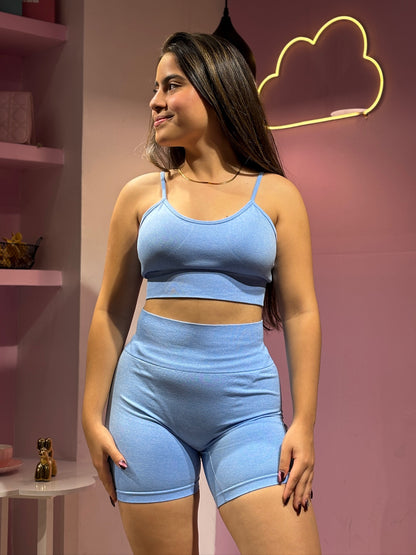 Set deportivo de top y short azul claro