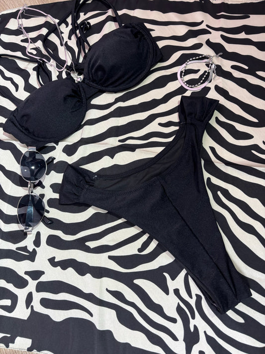 Traje de baño negro de copas arruchadas