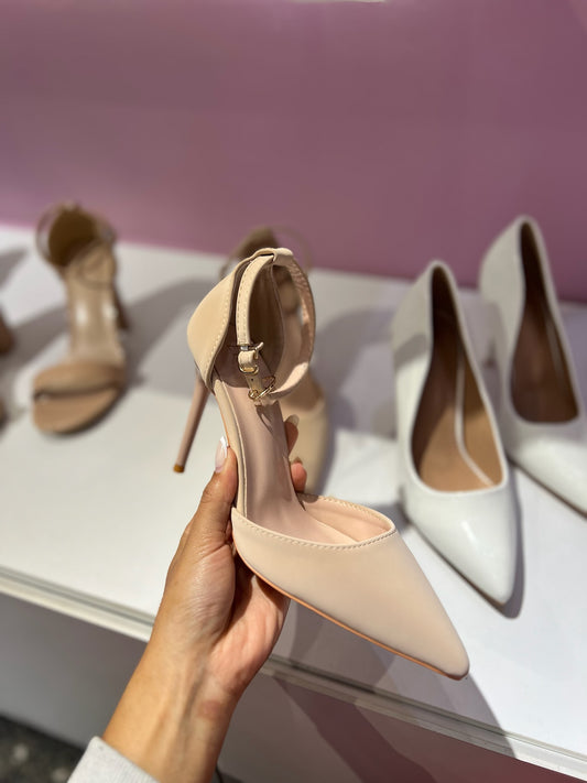 Tacones beige de gamuza punta triangular