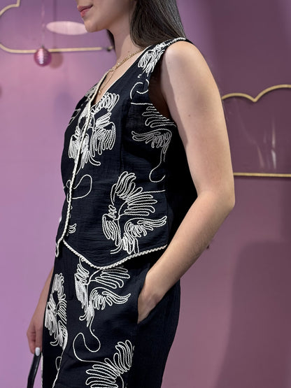Set de chaleco y pantalón negro con bordado crema