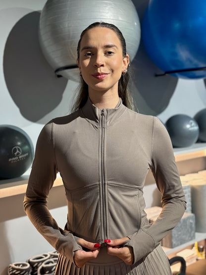 Suéter deportivo ajustado con cierre delantero