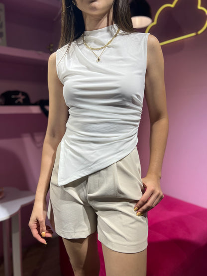 Top de malla asimétrico cuello alto blanco