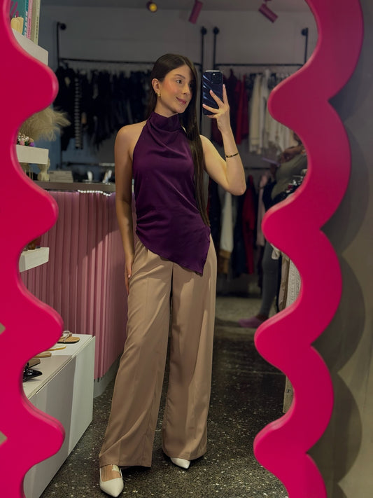 Top cuello alto desbocado asimétrico espalda descubierta morado