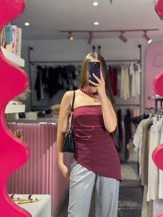 Top strapless vino asimétrico