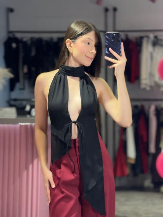 Top halter de cuello alto corte en el pecho y espalda descubierta negro