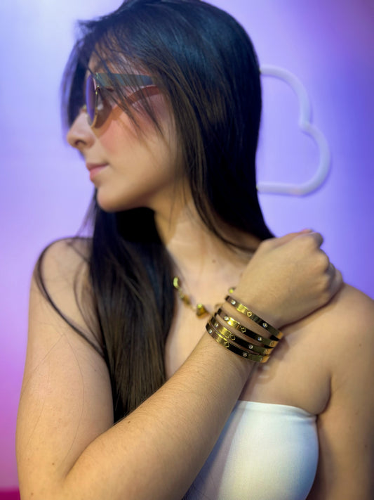 Brazalete dorado con pedrería (INSPO CARTIER)