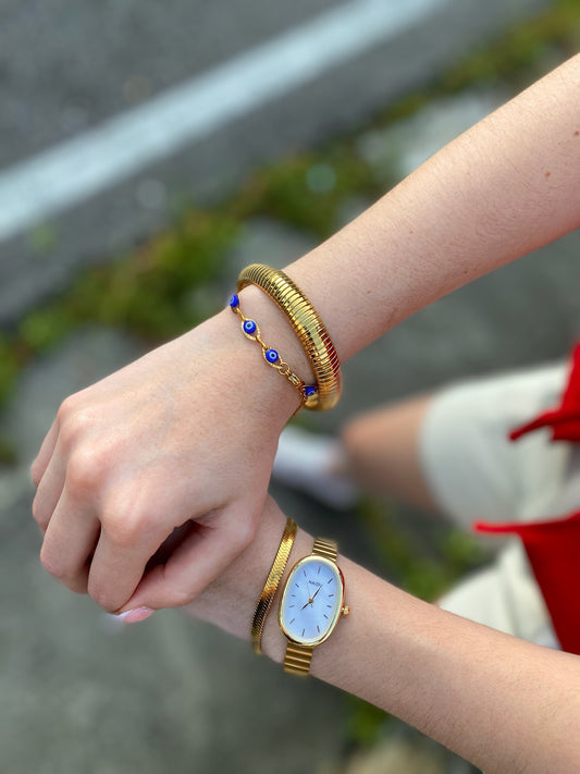 Brazalete dorado con textura de serpiente grueso