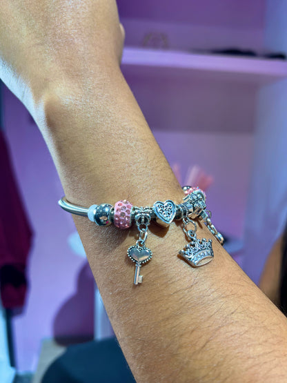 Brazalete de varios dijes plateados con rosado (INSPO PANDORA)