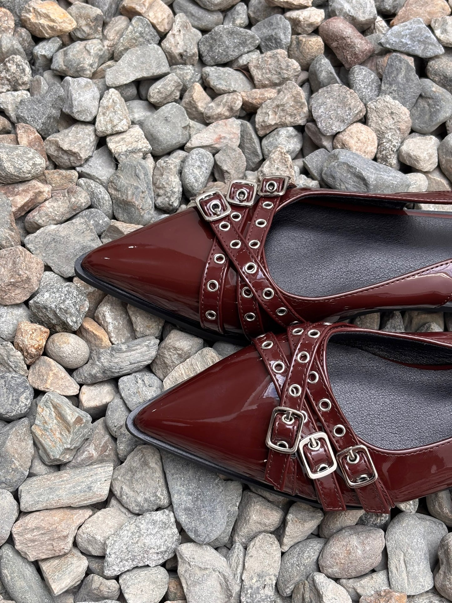 Zapatillas de punta marrón patente con taches