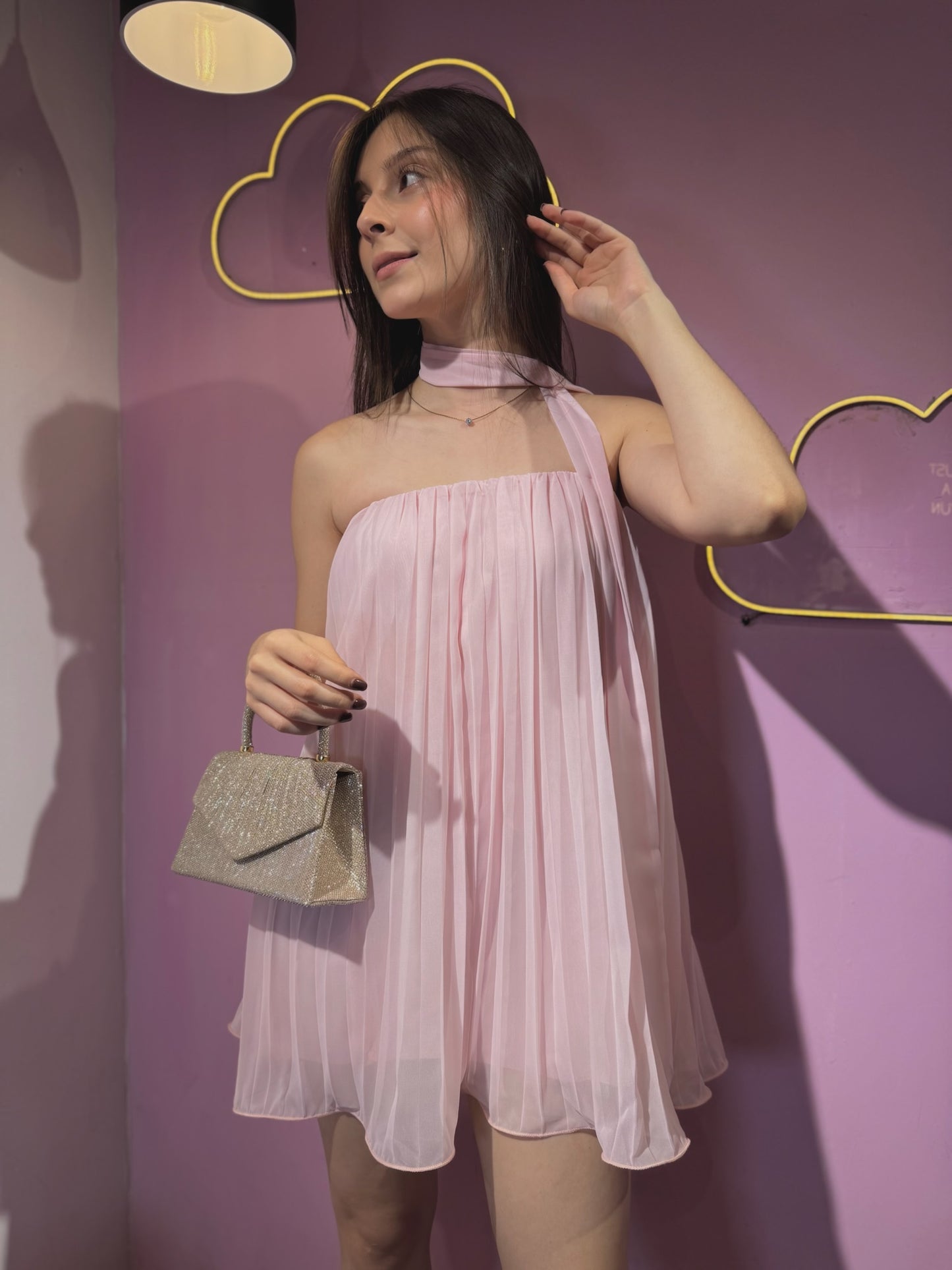 Vestido strapples rosa pastel de chifon plisado