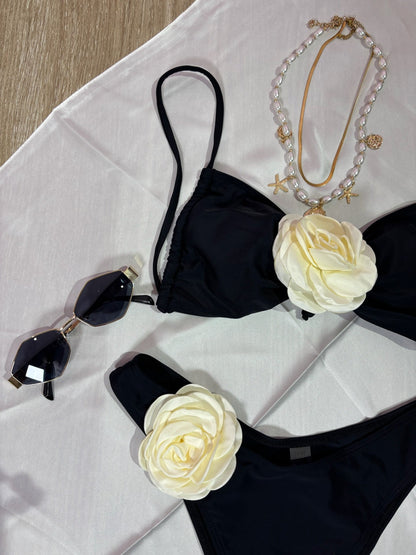 Traje de baño negro con rosa blanca