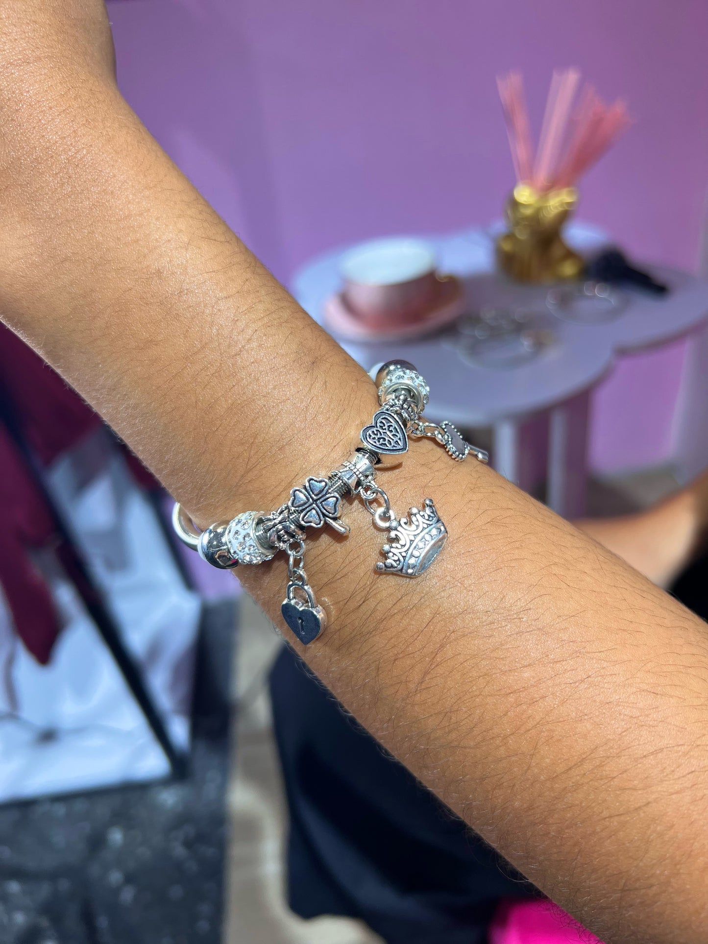 Brazalete de varios dijes plateados con blanco (INSPO PANDORA)