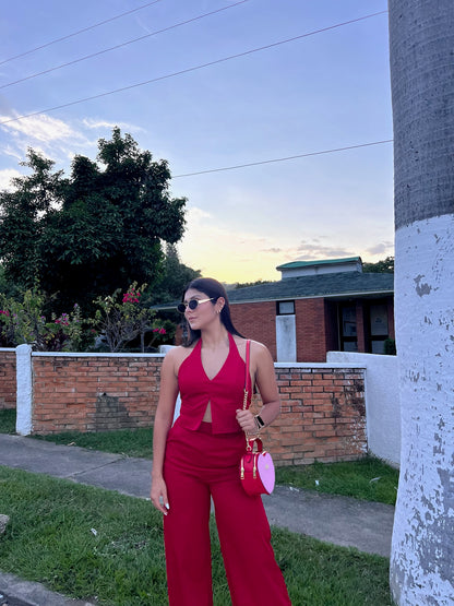 Set rojo de chaleco al cuello y espalda descubierta y pantalón palazzo