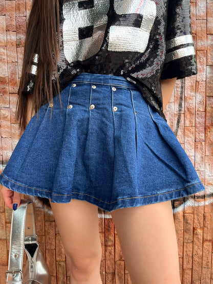 Falda de jean oscura plisada con tarches plateados